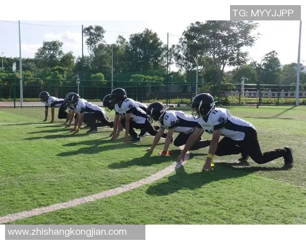 快船全队齐聚一堂观看橄榄球赛共享团建时光留下美好合影